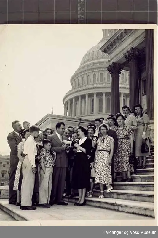 Gruppe, kvinner, menn, gut, hus, trapp. Nixon og Harold Hagen, USA