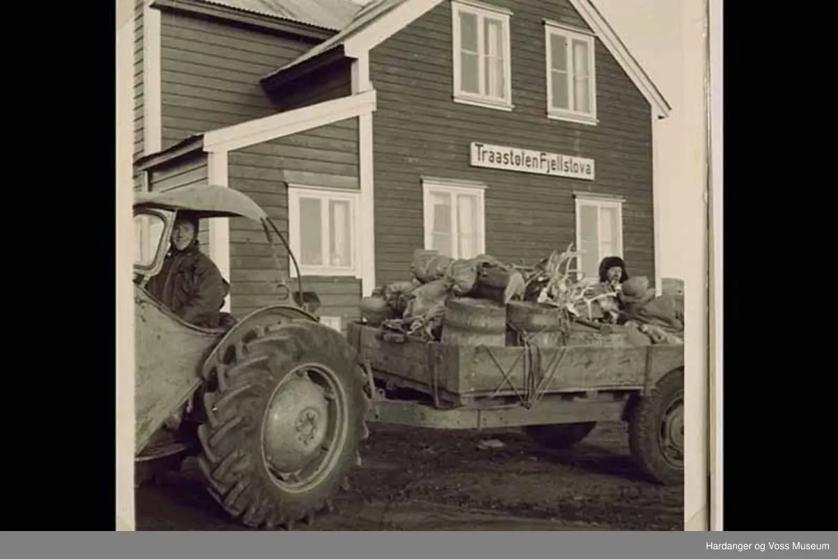 menn-traktor-tilhengar-turisthytte-traktorlast-framfor-tr-ast-len