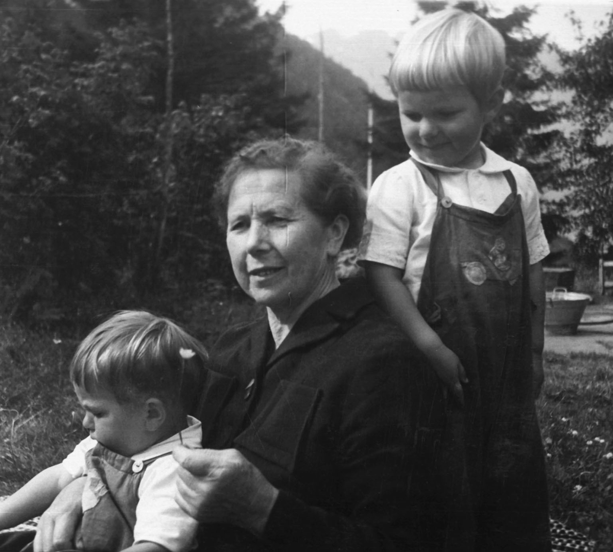 Mormor Gro Home med barnebarna Gunnar og Eivind Kiberg.
