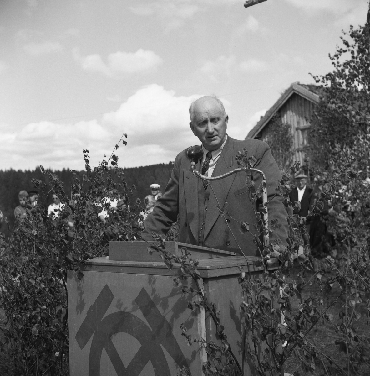 Johan J. Røttereng taler ved stevne på Nyplassen 1957 (Grutsæter hytteplass).