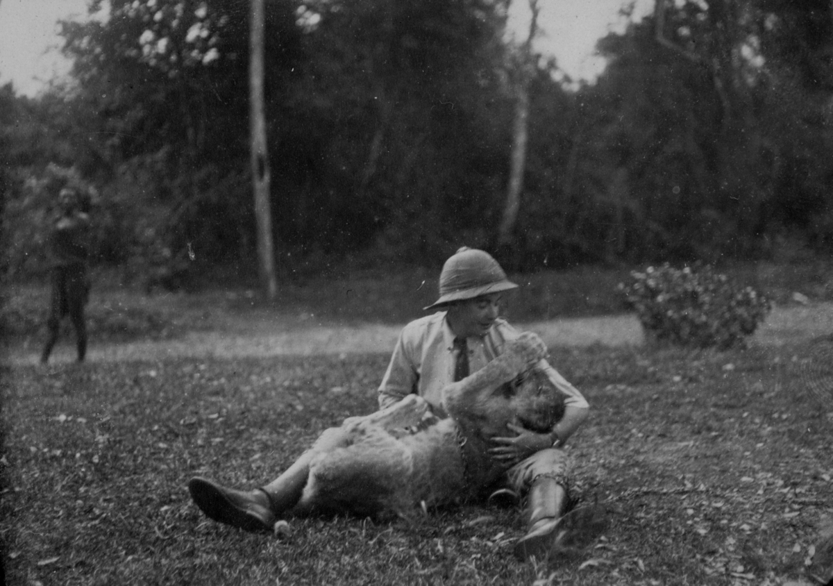 Marentius Thams (1894-1940) leker med en løveunge.