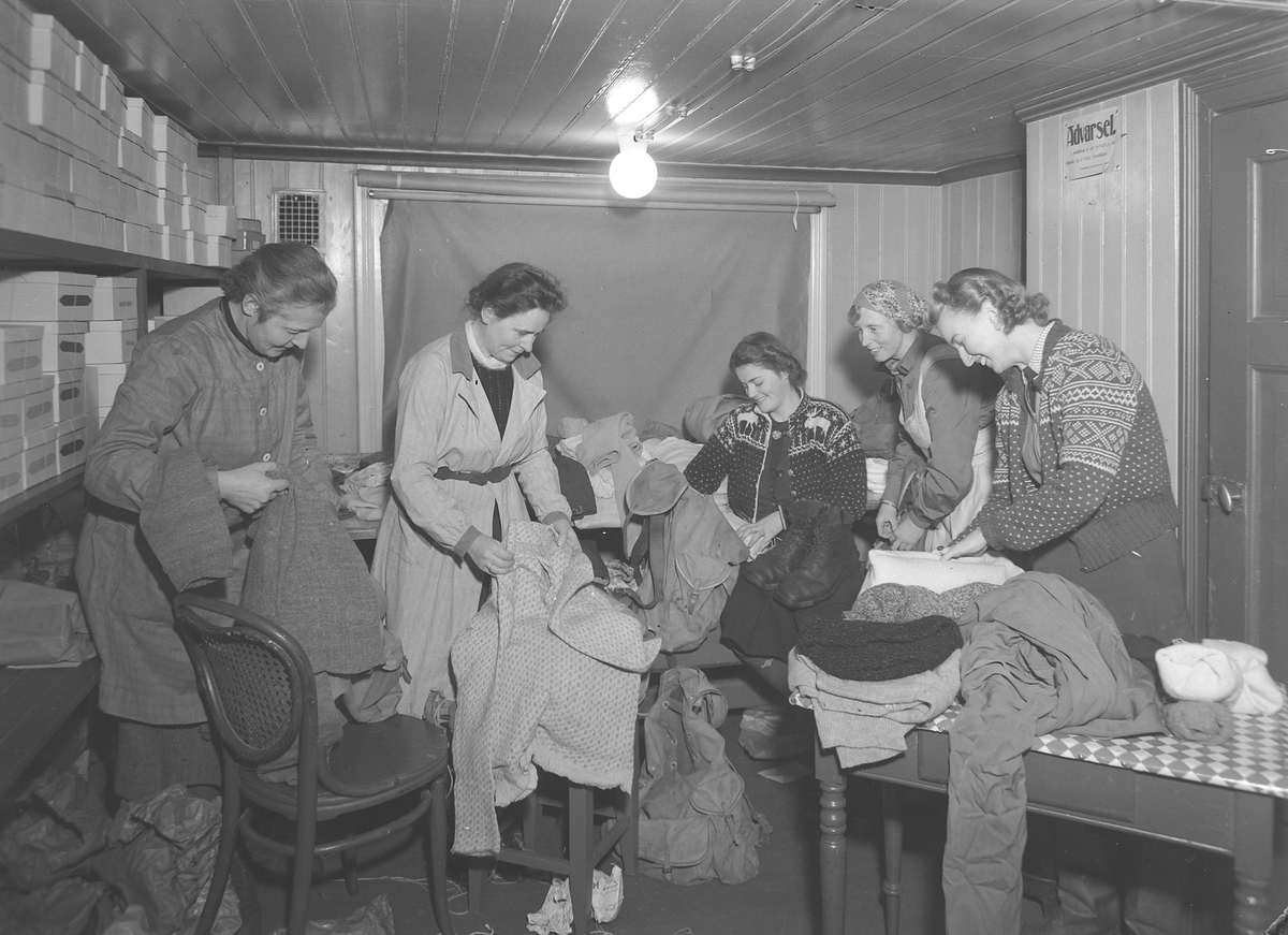 Damer sorterer innholdet i ryggsekker med nødhjelp til Finland i forbindelse med Vinterkrigen