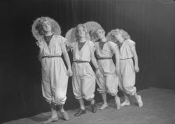 "Svømmekabaret" i Hjorten