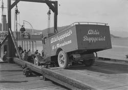 Kjøretøy fra Aktiebryggeriet ombord i båten "Gaute"