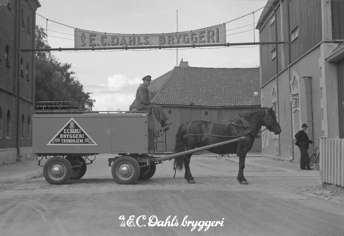 E.C. Dahls Bryggeri. Hest og vogn utenfor Sukkerhuset