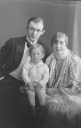 Skuespiller og sanger H. Herberth med familie