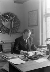 Teatersjef Henry Gleditsch på sitt kontor