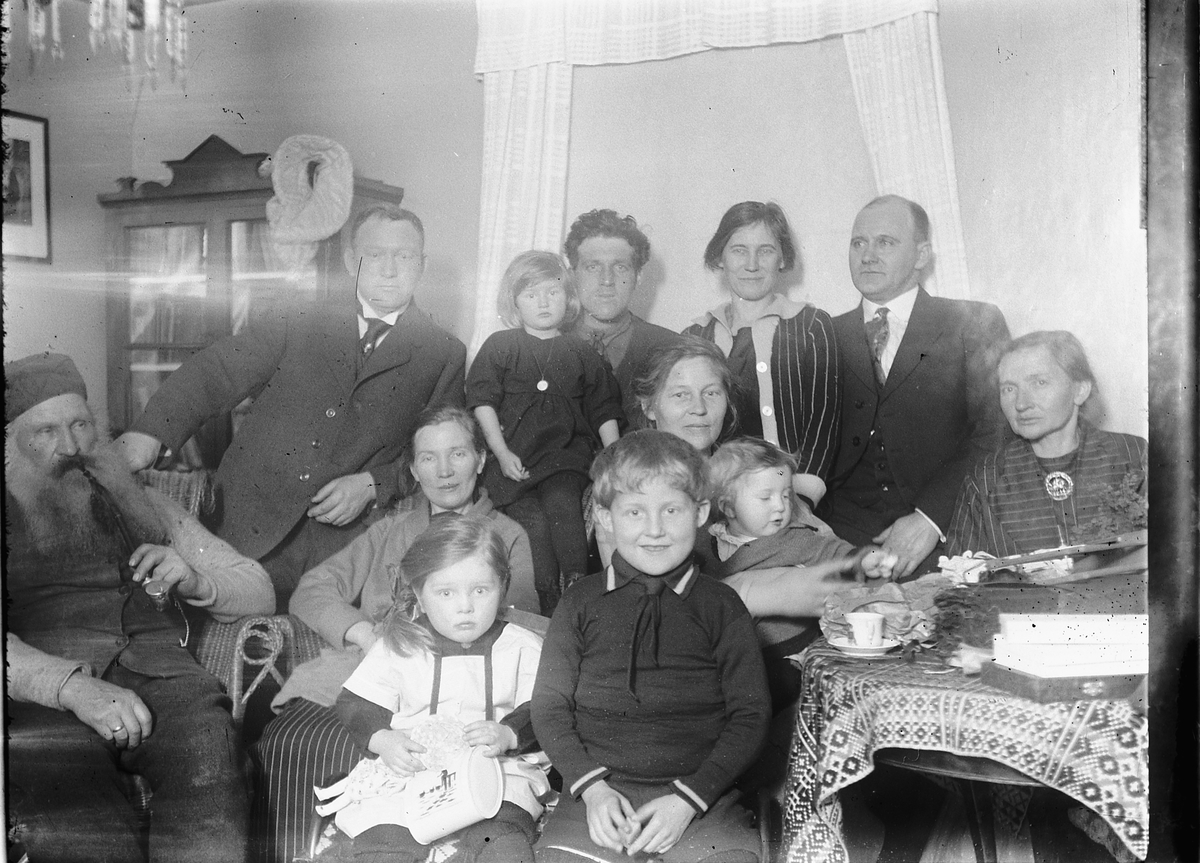 Gr. 12, interiør. Familiene Andersen og Danielsen. 