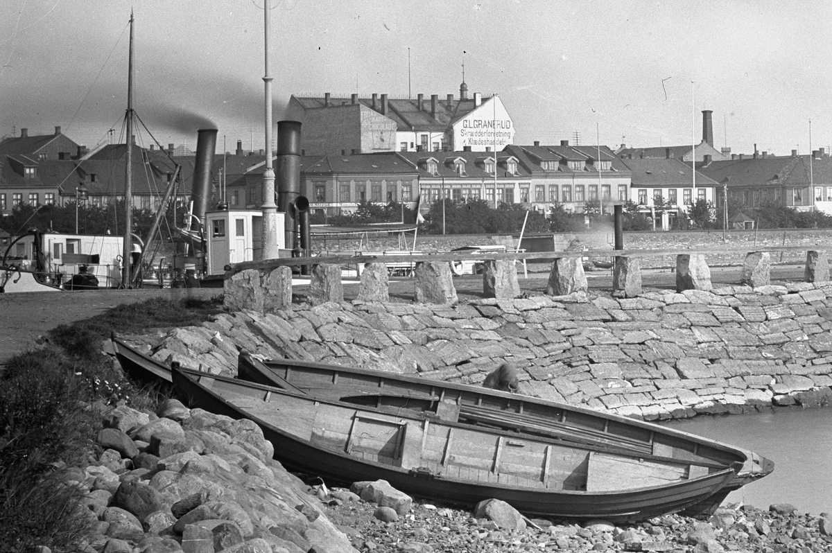 Hamar Brygge på Høiensalodden. Robåter på stranda. Robåter av gammel type, før dreggebåtene kom.
