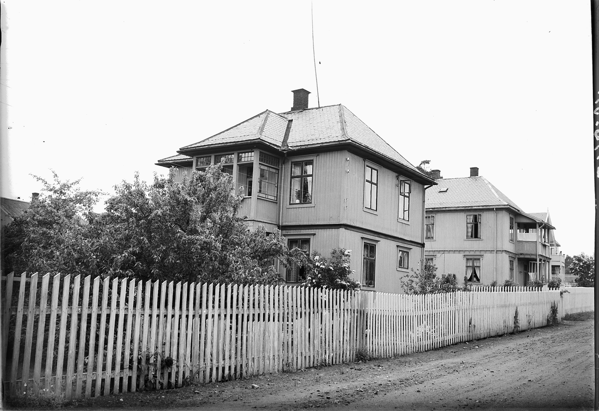 Hamar, Johan Fastings gate 4 og 6. Ankerløkka, Hus med hager og gjerde.