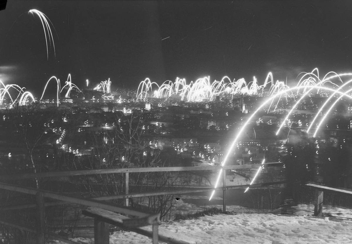 Nyttårsaften 1946. Raketter over byen sett fra "Utsikten" ved Sverresli