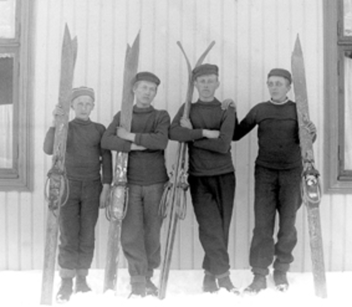 Ringsaker, Ring, Kjos nedre, gruppe 4 gutter med ski, Ole Hjelt til høyre;