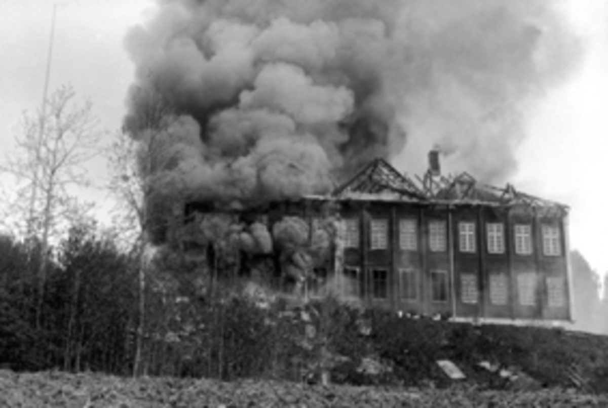 Ringsaker fylkesskole, brann 25. mai 1928, skolen ble bygd i 1914, fra 1939 Ringsaker Folkehøgskole, Fylkesskolen/amtsskolen ble etablert på Bjerregård i 1900 nede ved Tandem handel,


