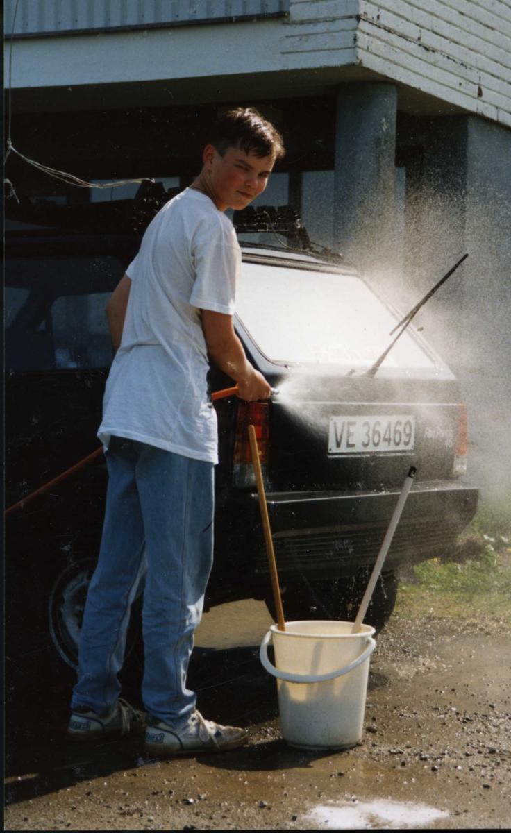 Ung mann vasker bil