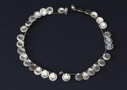 Med punktert [Halssmykke]