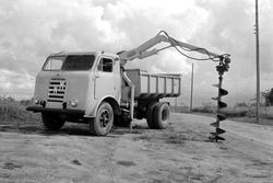 FNM lastebil med  Munch kran og jordbor for stolper. Bilen v