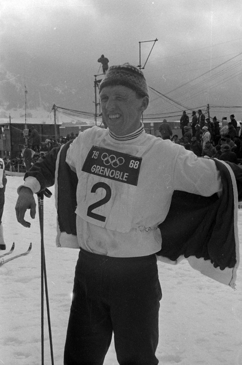 ODD MARTINSEN, LANGRENN, OLYMPISKE LEKER I GRENOBLE 1968. Odd Martinsen (født 20. desember 1942 i Drammen) er en tidligere norsk langrennsløper. Martinsen var kjent for sin høye maksimalfart, og hadde i mange år fast plass på startetappen i internasjonale stafetter, derav klengenavnet «Stafett-Martin». Han fikk sitt internasjonale gjennombrudd i VM 1966, da han var med på laget som vant stafetten (4 × 10 km). Under OL 1968 i Grenoble vant han sølv på 30 km, og var med på laget som tok gull på 4 × 10 km stafett. Han fikk tildelt Holmenkollmedaljen i 1969. Odd Martinsen var medlem av IL i BUL, Oslo, og har 11 NM-gull. Odd Martinsen er far til skiløperen Bente Skari. Han ble leder for langrennskomiteen i FIS fra 1986. Internasjonale meritter [rediger]VM 1966: gull på 4 × 10 km stafett, bronse på 15 km OL 1968: gull på 4 × 10 km stafett, sølv på 30 km Vinner av 15 km i Holmenkollen VM 1970: sølv på 15 km, bronse på 30 km VM 1974: bronse på 4 × 10 km stafett OL 1976: sølv på 4 × 10 km stafett Nasjonale meritter [rediger]Norgesmester på 15 km i 1966 og 1970 Norgesmester på 30 km i 1969 og 1971 Norgesmester i stafett i 1970, 1972, 1973, 1974, 1975, 1976 og 1978. KILDE WIKIPEDIA