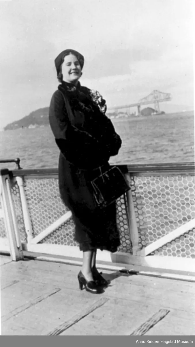 Kirsten Flagstad på båten som krysser San Francisco-bukta oktober 1935. Kirsten Flagstad on board crossing San Francisco Bay Octber 1935. 