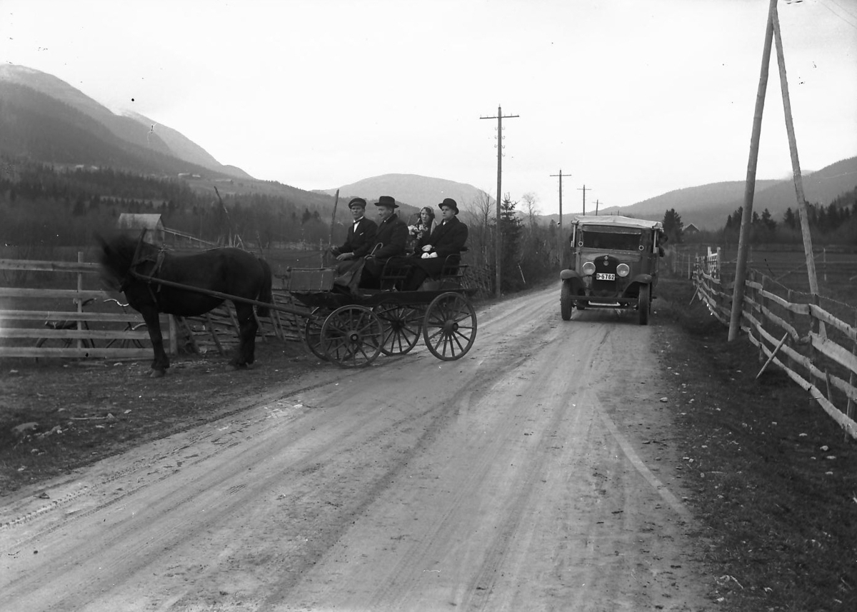 Hest med vogn, bil - landeveien i Tylldalen. 