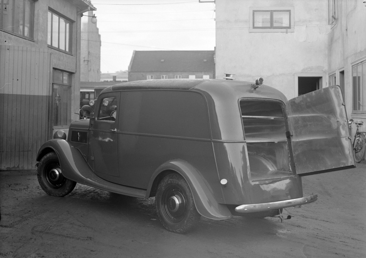 Oplandske Auto, Hamar. Varebil. Ford V8 1937 med norskbygd karosseri, på "commercial" chassis, med forskjermer og frontparti lik lastebil. 