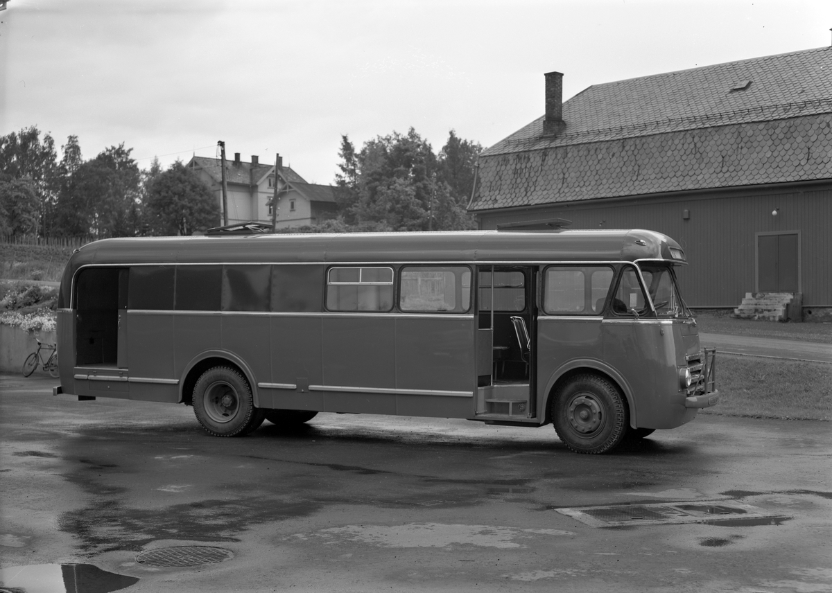 Os kommunale Bilruter, Os i Østerdalen. Buss, rutebil, fotografert utenfor bussgarsjene til Hamar og Omland Bilruter i Vangsvegen i Hamar. Foto for Rutebileiernes standardiseringsutvalg. 13. 07. 1957. Scania-Vabis