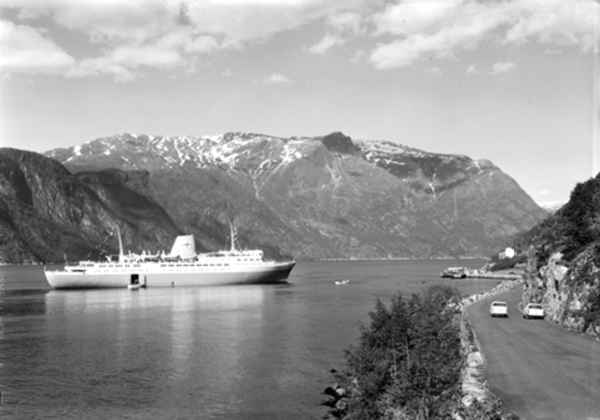 CRUISESKIP SETTER I LAND PASSASJERER I HARDANGERFJORDEN, MÅBØDALEN, HARDANGER. POSTKORT. FOTO, NORMANN. Skipet er Jahre Lines M/S Prinsesse Ragnhild, bygget i 1961 og solgt i 1975. 