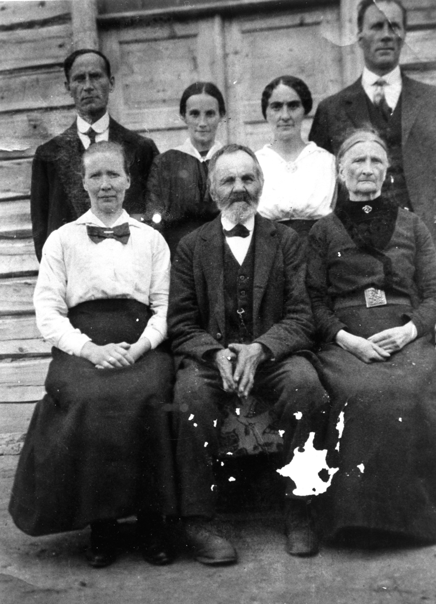 Familiebilde
Lars og Ragnhild Vollum og deres 5 barn., Vollum i Sollia. 