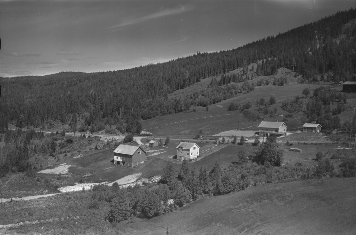 Siljuli (Gnr 183/17) til venstre og Vårtun (Gnr 183/20) i Siljuberget (hhv. Sørskogbygdvegen 1927 og 1938).