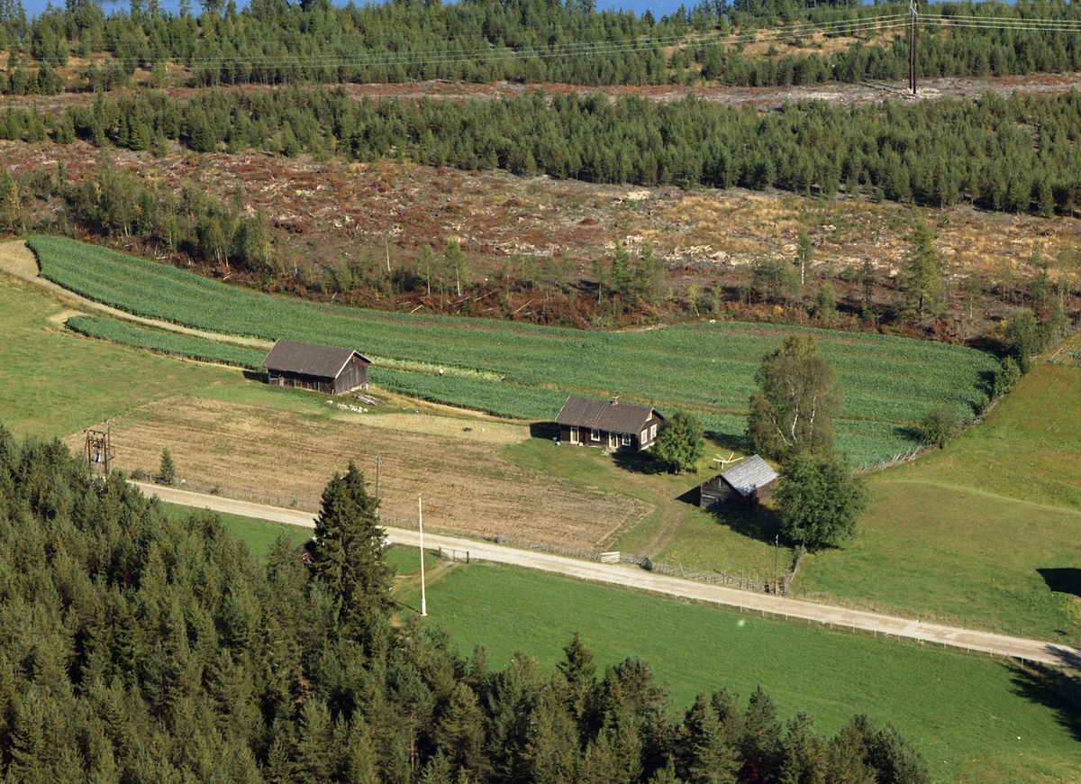Mobekk (Gnr 5/32) mellom Hagen og Bjølset. Adressen er nå Vestsivegen 1006. Løa til venstre for tunet er nå revet. Den sto på naboeiendommen Brændjordet (Gnr 5/3). Brennlykkja er angitt i Stadnavnregisteret.