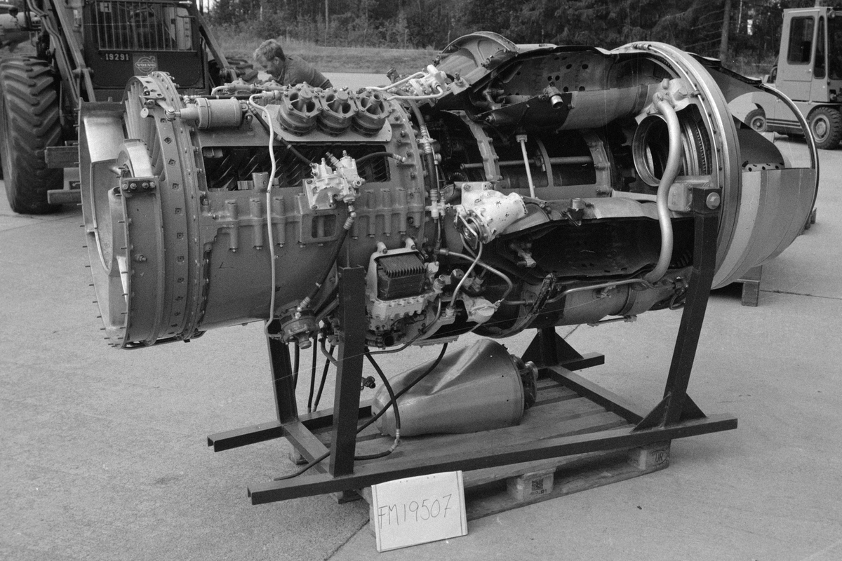 Flygmotor RM 5A. Uppskuren för undervisningsändamål. Motorn placerad i stålställning. Till motorn hör en uppskuren startapparat med kåpa. 
För Fpl A 32A och S 32.