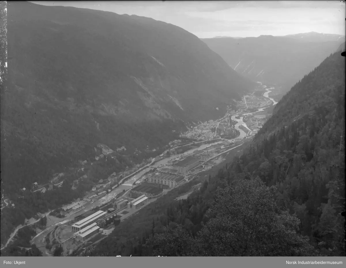 Rjukan sett fra Klokshovd. 1931. Rjukan salpeterfabrikker.