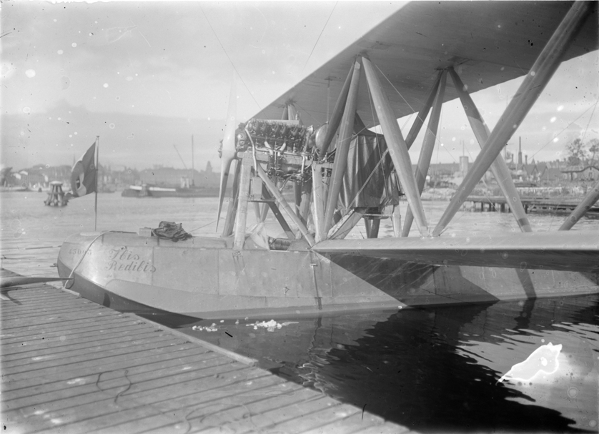 Flygplan Macchi M-24 i vattnet vid brygga.