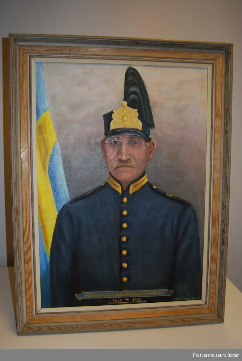 Porträtt av soldat i paraduniform, målat av Carl J Nilssson 1927. Med något svårtydd påskrift på baksidan med information om den avbildade soldaten.