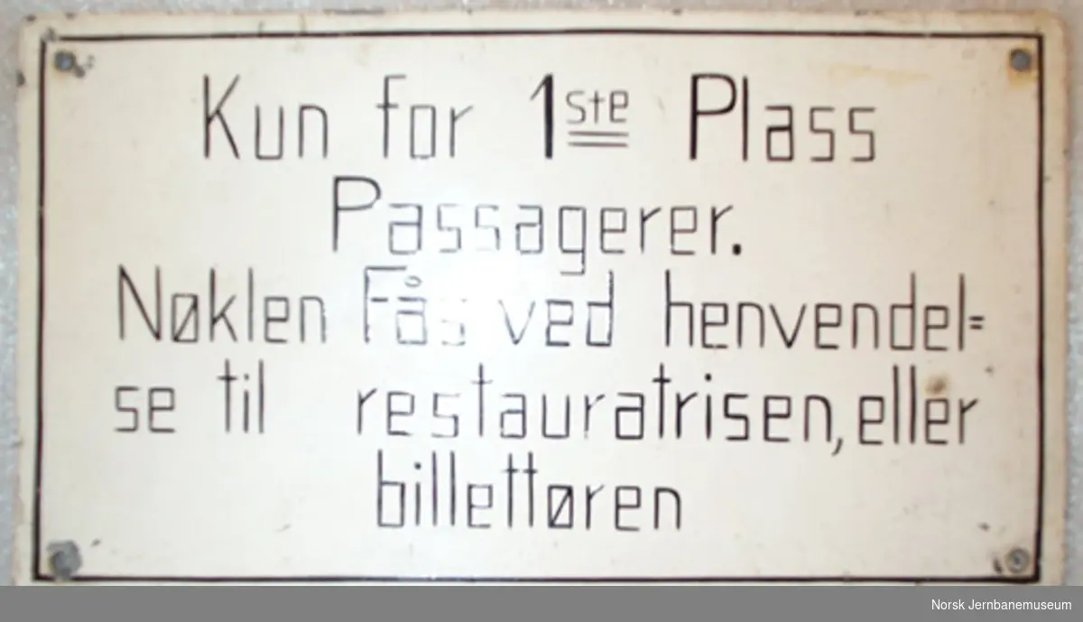 Skilt : "Kun for 1ste Plass Passagerer. Nøklen fås ved henvendelse til restauratrisen, eller billettøren"