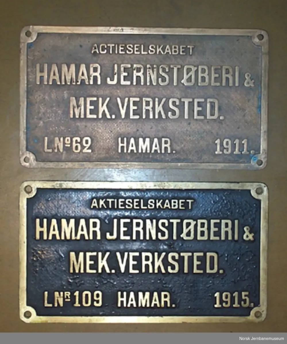 Fabrikkskilt fra lokomotiver produsert av Hamar Jernstøberi & Mek. Verksted