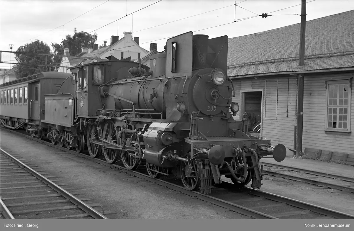 Damplokomotiv type27a nr. 235 foran persontog til Rena på Hamar stasjon