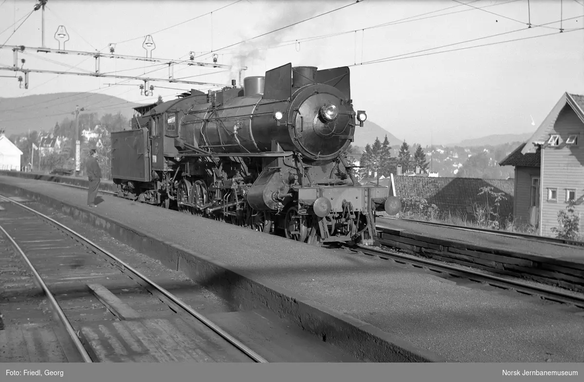 Damplokomotiv type 31a nr. 320 på Nesttun stasjon ved prøvekjøring etter hovedrevisjon