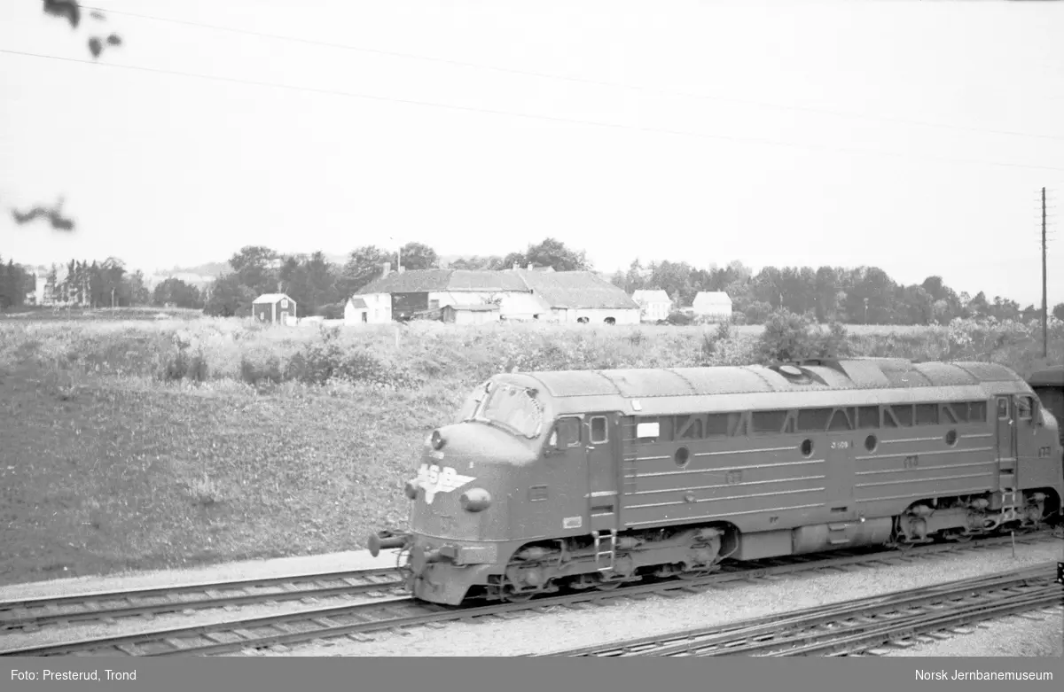 Diesellokomotiv type Di 3 på Leangen stasjon