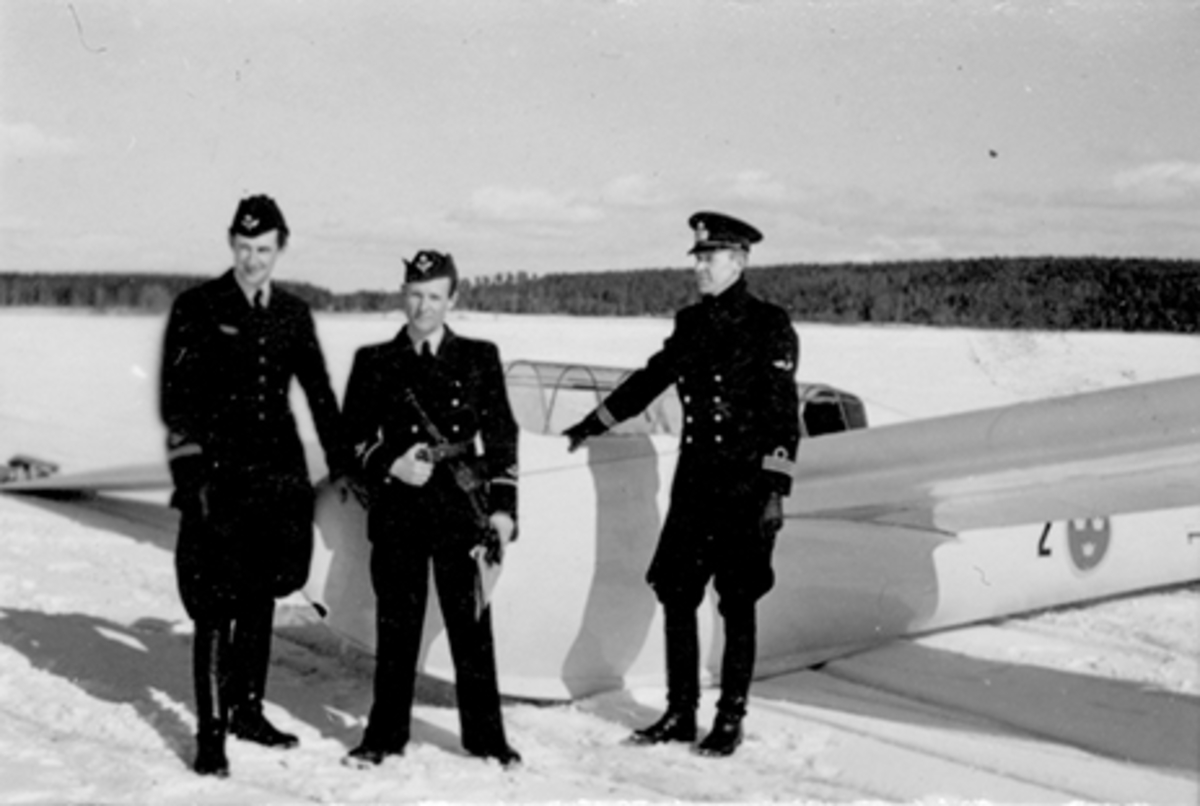 Grupporträtt; tre män framför segelflygplan Se 103.