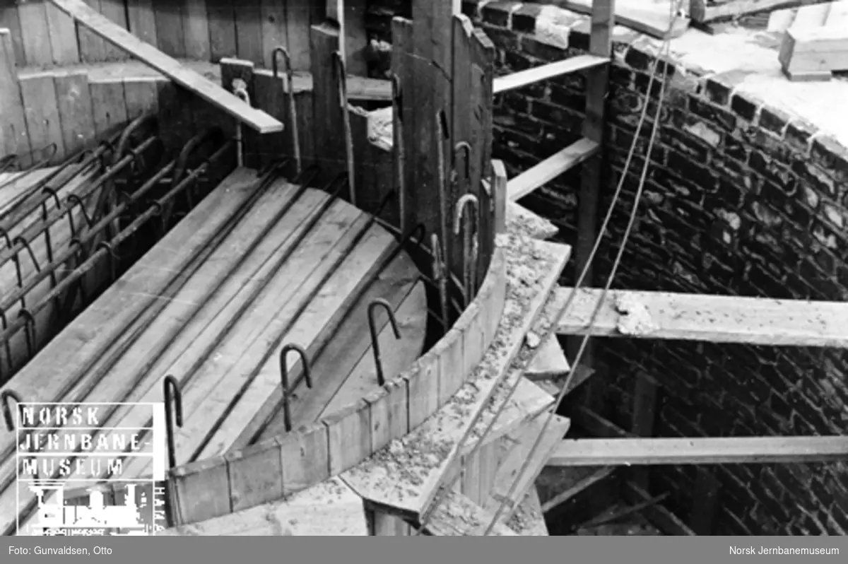Byggearbeider i forbindelse med utvidelse av Voss stasjonsbygning, forskaling av trapp