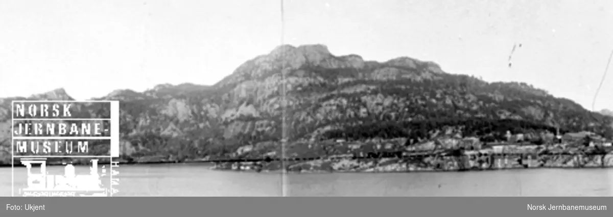 Fra Flekkefjordbanen før anlegget, parti fra Grisefjorden; jernbanelinjen er inntegnet med svart tusj