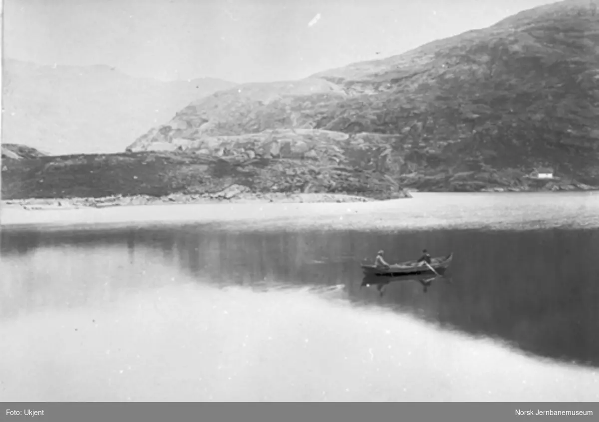 Bergensbanens anlegg; parti fra Klevevatnet med to personer i robåt