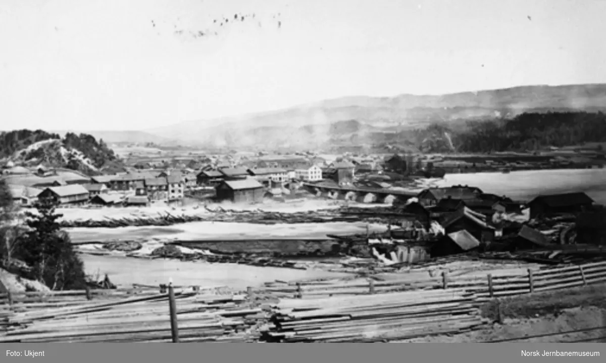 Hønefoss sett fra stasjonen med fossen, tettstedet og sagbruk
