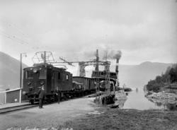 Rjukanbanens elektriske lokomotiv nr. 7 under fergeskifting 