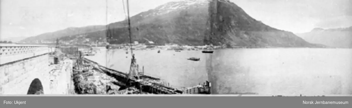 Oversiktsbilde med Narvik og Fagernes sett fra malmlastekaia : sammensatt av tre opptak