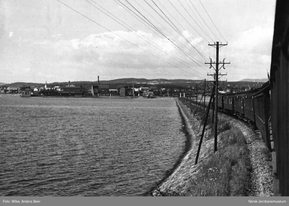 Innkjøring mot Hamar stasjon sørfra, fotografert fra en vogn bak i et ankommende tog
