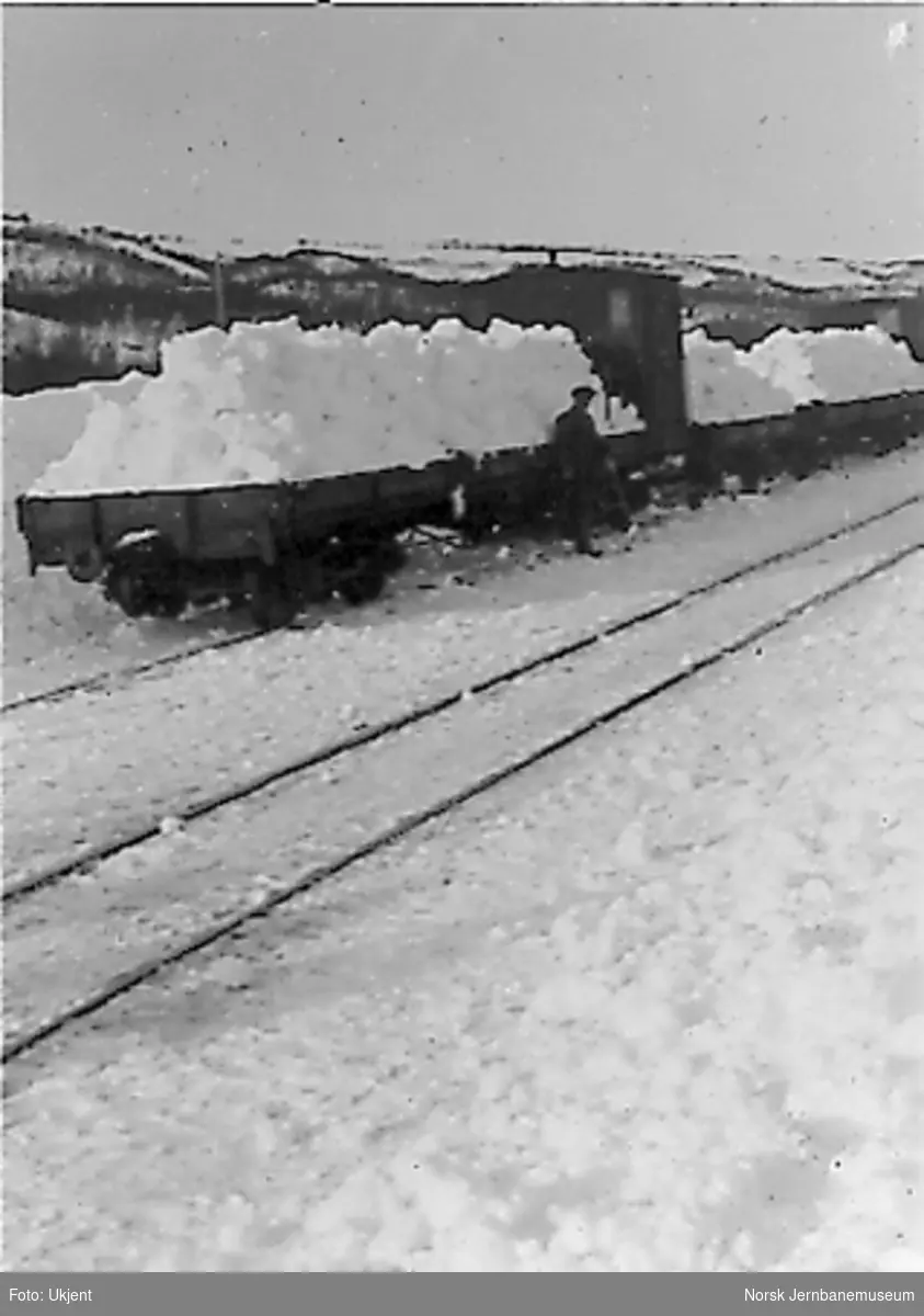 Snømåkere laster snø på godsvogner for bortkjøring fra Glåmos stasjon
