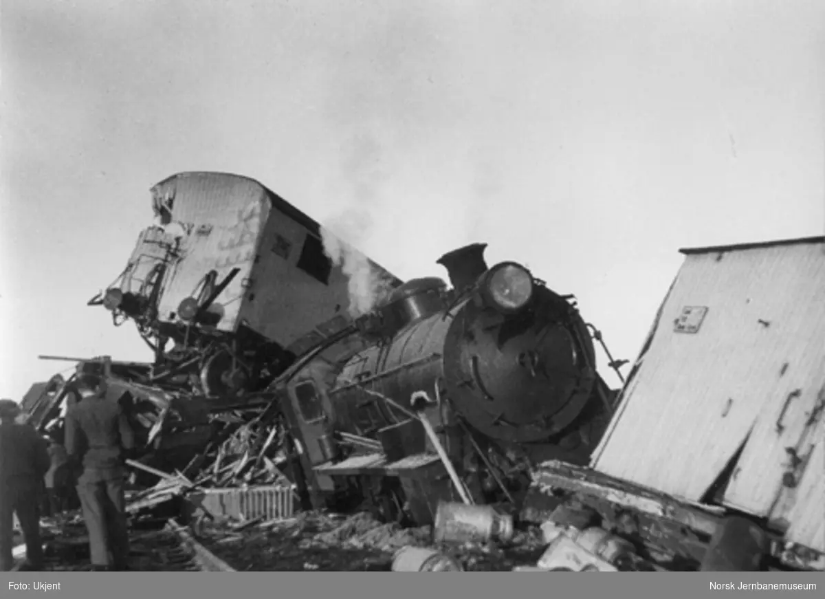 Avsporet damplokomotiv og godsvogner på Frogner, hvor sporvekselen lå feil slik at godstoget kjørte inn i en melkevogn