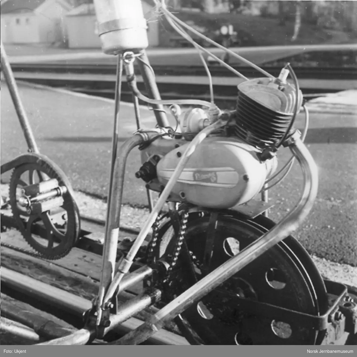 Trehjuls sykkeldresin med forhjulsmontert Simpson 50 cm3-motor, nærbilde av motoren
