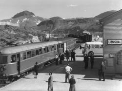 Lønsdal stasjon med reisende til "Nordlandsekspressen" fra a